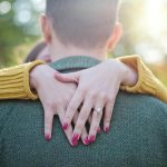 Warum man Trennungsrituale für einen Tag braucht: Wie kleine Abschiede die Verbindung über die Distanz erhalten