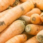 Was passiert, wenn man Karotten neben Tomaten pflanzt: Wahrheit und Mythen über Mischkulturen