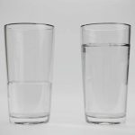 Was passiert, wenn man Wasser nur dann trinkt, wenn einem danach ist: Entlarvung des Mythos der acht Gläser